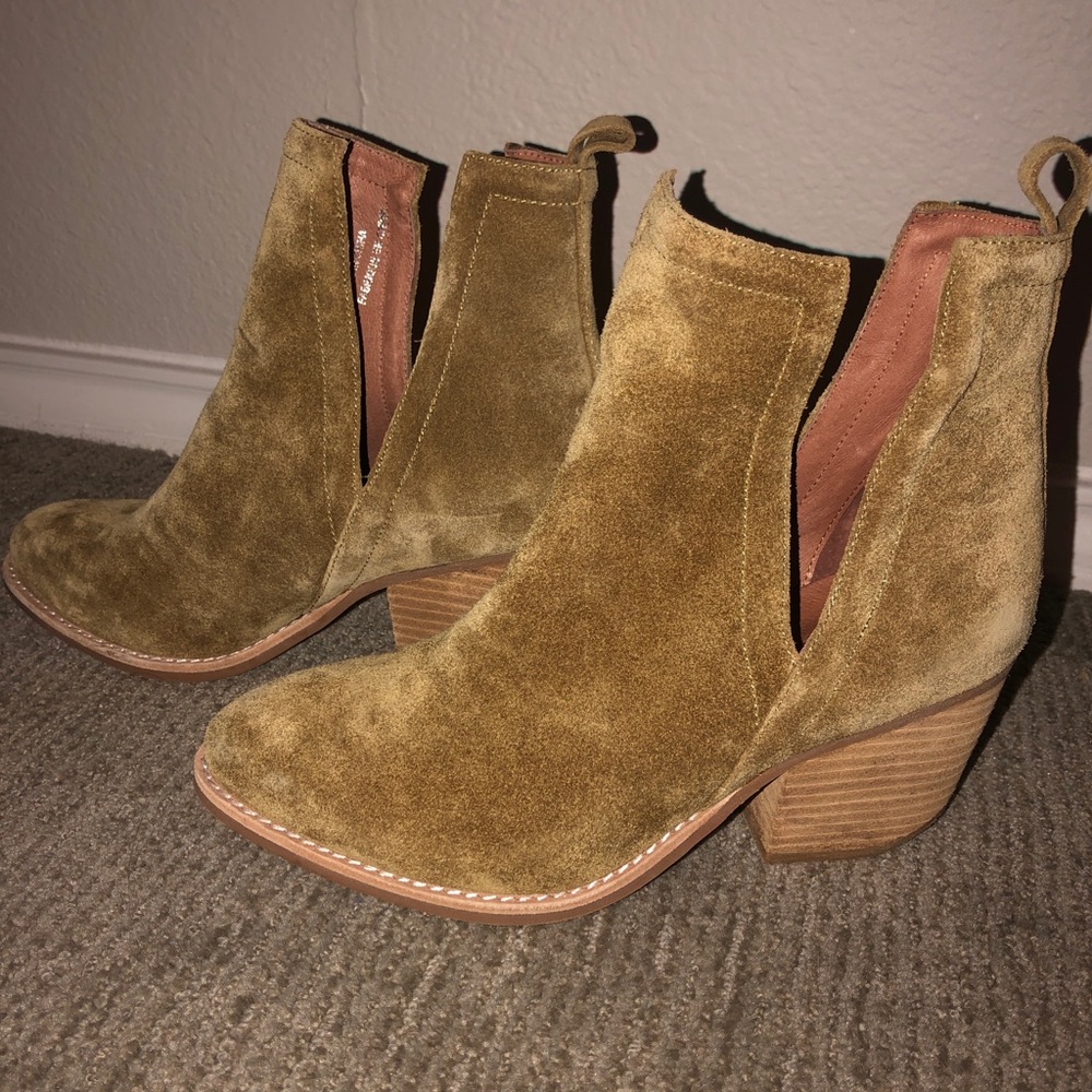 Brand New Jeffrey Campbell Booties.